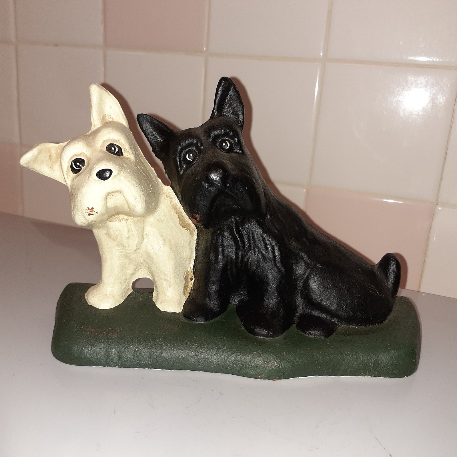 Adorable Cast Iron White & Black Scottie Dogs Bookends 5.2