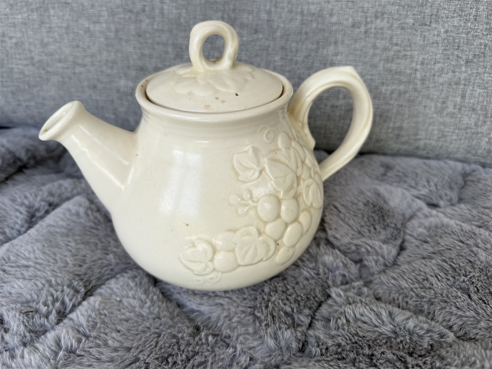Metlox Poppytrail Teapot & Lid Antique White Grape 