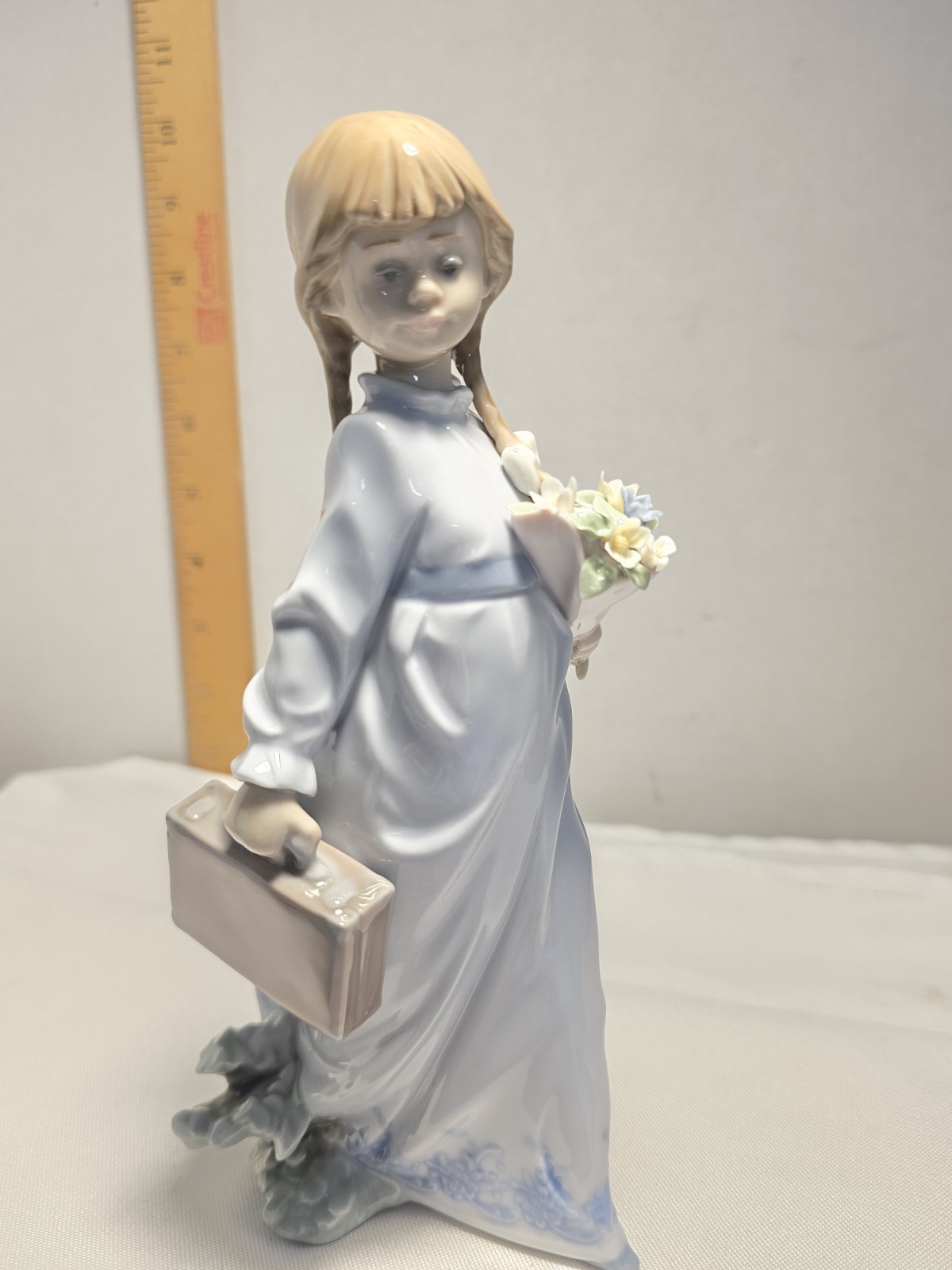 Lladro # 7604 School Days 1988 Flores a La Maestra NO BOX Lladro # 7604 School Days 1988 Flores a La Maestra NO BOX