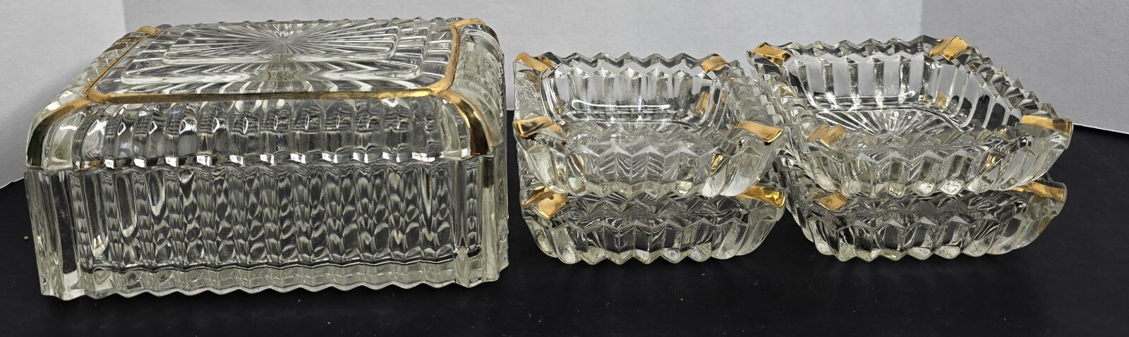 1950s SAWTOOTH CIGARETTE BOX WITH 4 ASHTRAYS GLASS CIGARETTE CASE 1950s SAWTOOTH CIGARETTE BOX WITH 4 ASHTRAYS GLASS CIGARETTE CASE