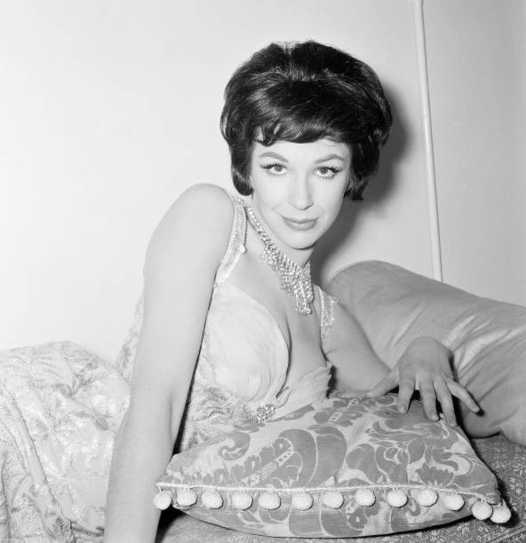 Fenella Fielding, English stage, film and television actress 1960 OLD PHOTO 2 Fenella Fielding, English stage, film and television actress 1960 OLD PHOTO 2