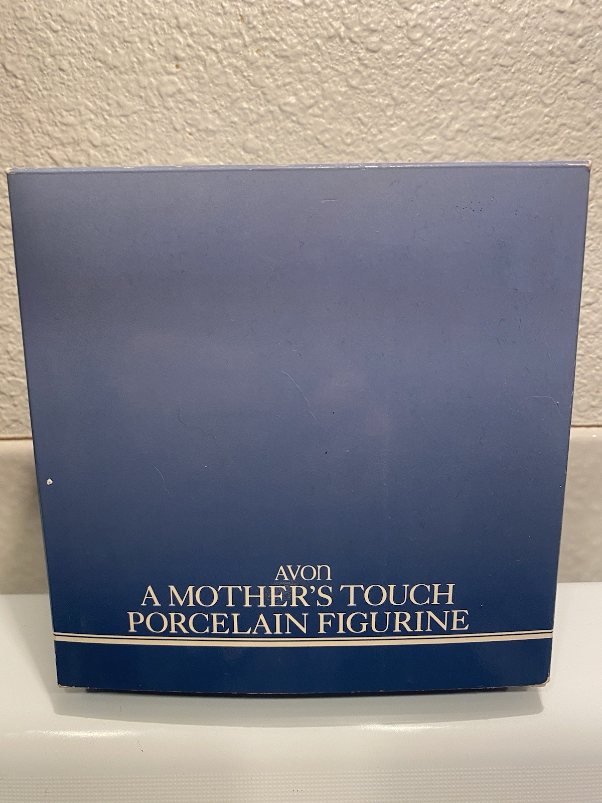 Avon 1984 Mother\'s Day A Mothers Touch Porcelain 5-1/4\