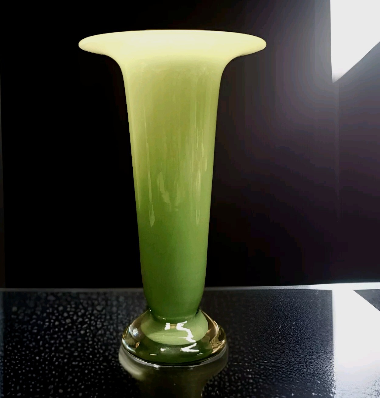 Green Opalescent Elegant Vase 10\