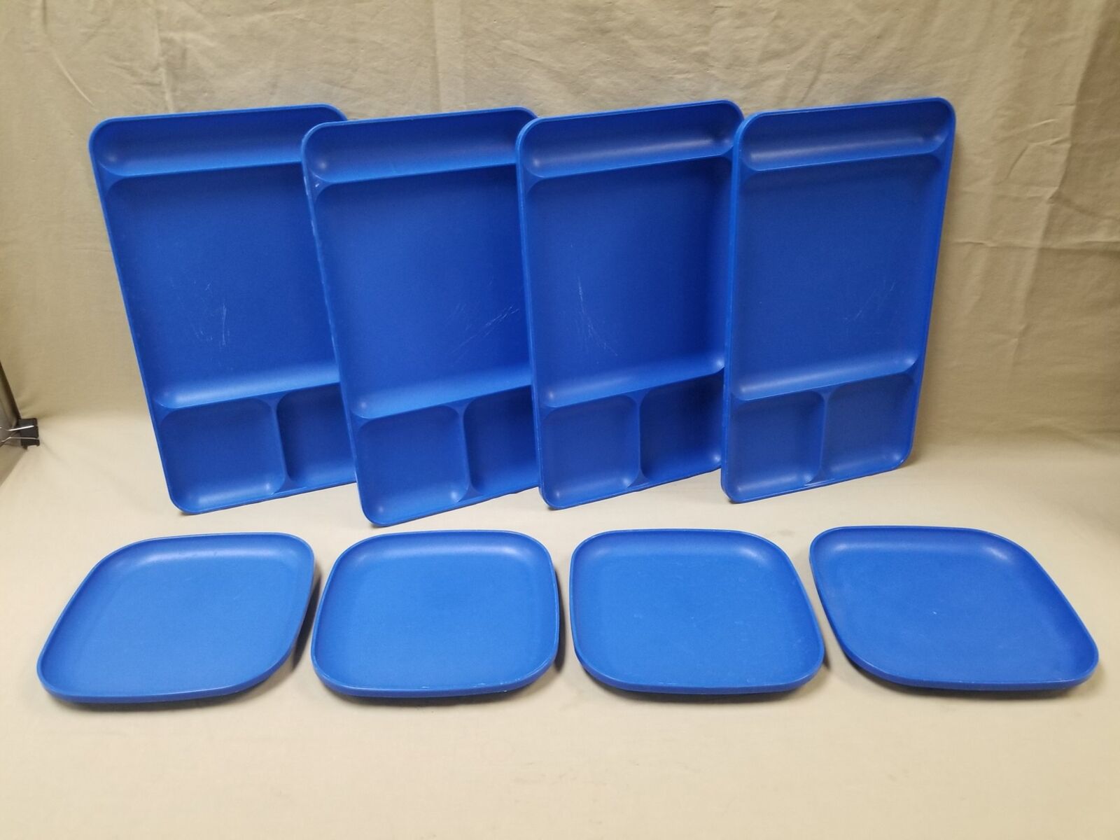 8pc Lot of Tupperware Blue Plastic 1535-3 Lunch Trays & 1534-17 Square Plates