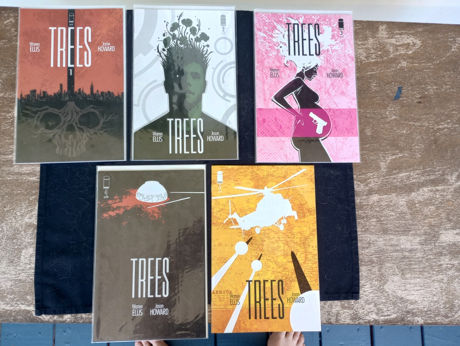 TREES, Warren Ellis , Jason Howard, 1-5 comics, beautiful condition TREES, Warren Ellis , Jason Howard, 1-5 comics, beautiful condition