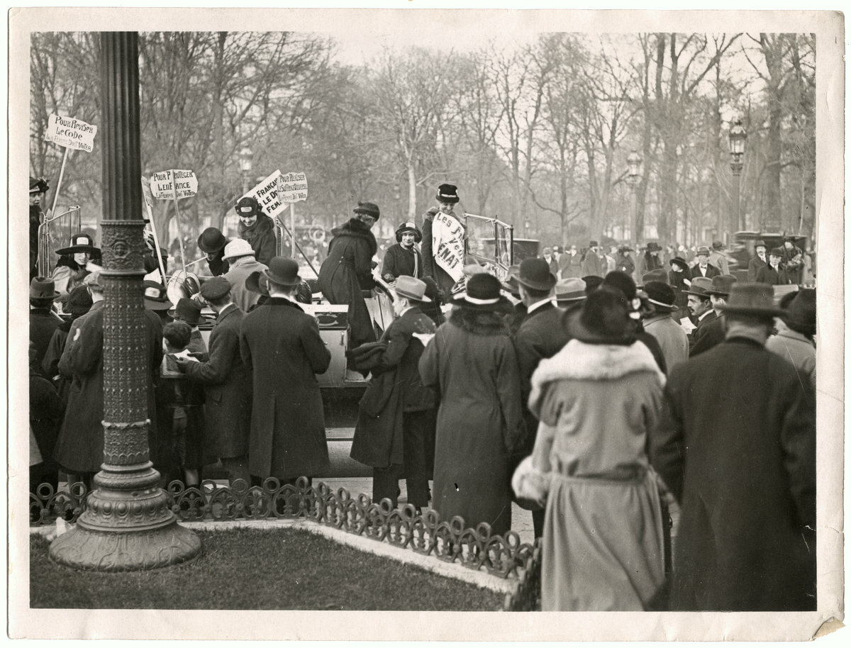 c.1920\'s PRESS PHOTO - SUFFRAGETTE DEMONSTRATIONS IN FRANCE CHAMPS ELYSEES