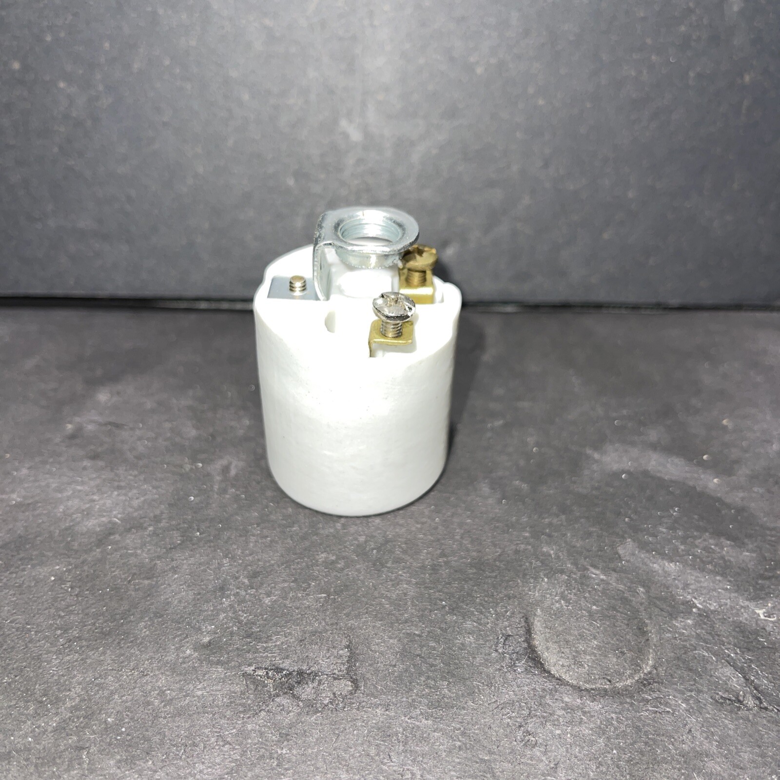 PORCELAIN MEDIUM BASE 1/8-27 IPS HICKEY THREADED KEYLESS LAMP SOCKET 250V- 660W