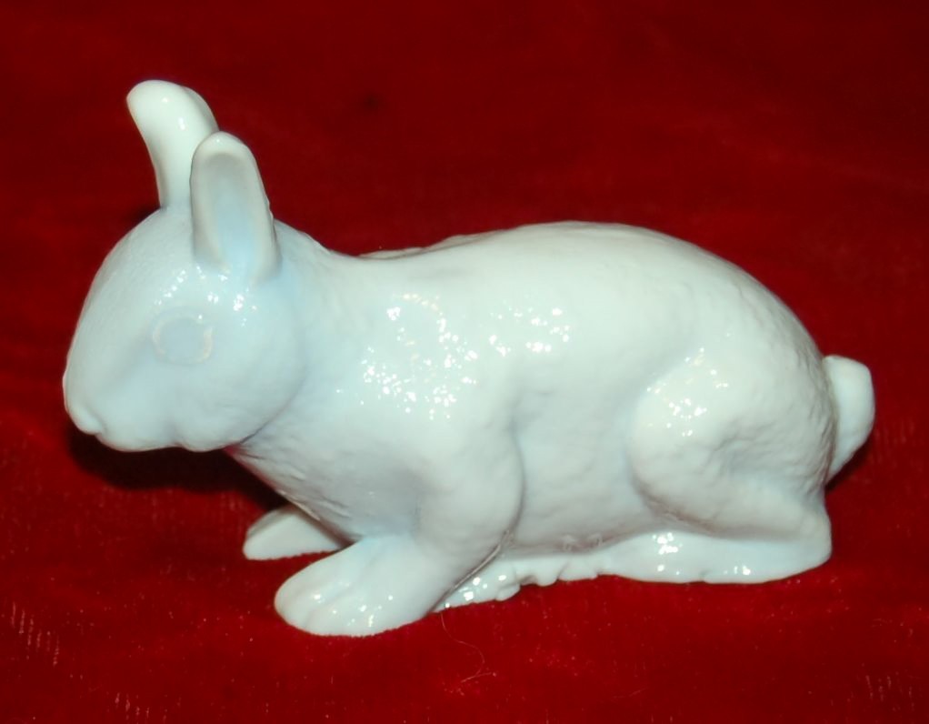 VINTAGE Mosser Glass Lying Bunny Rabbit Glass Figurine Rare White-Blue