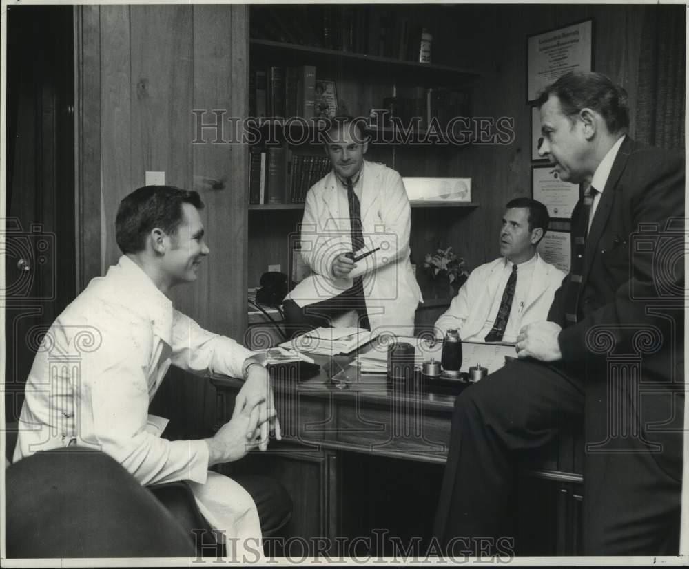 1969 Press Photo Weekly conference in Mandeville for experimental program