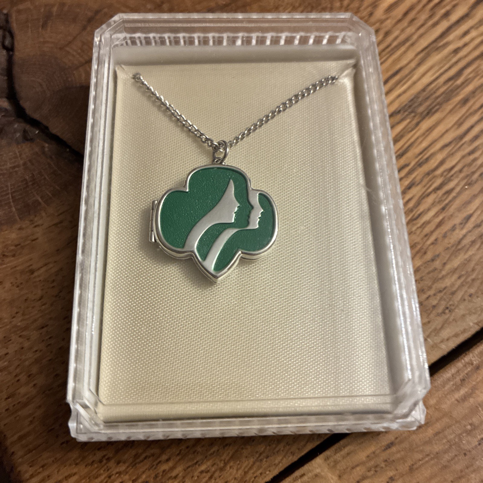 VINTAGE GIRL SCOUTS SILVER-TONE GREEN TREFOIL LOCKET 16” NECKLACE NOS ORIG BOX