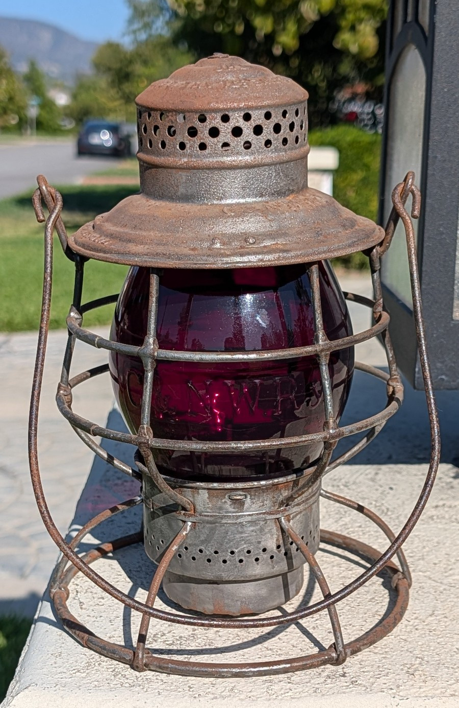 CHICAGO & NORTH WESTERN 1909 ADAMS RED CAST SERIF GLOBE RAILROAD LANTERN