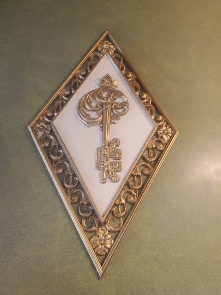 Vintage Syroco Plastic Wall Plaque #4271 B Diamond Shape Goldtone Key MCM Vintage Syroco Plastic Wall Plaque #4271 B Diamond Shape Goldtone Key MCM
