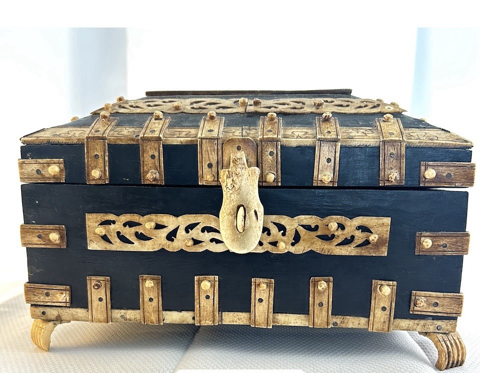 ANTIQUE VIZAGAPATAM ANGLO - INDIAN BOX -HAND CARVED INLAY - OVER HARD WOOD