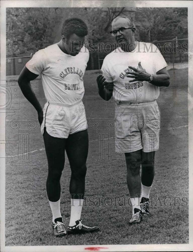 1959 Press Photo Cleveland Browns Coach Blanton Collier & Ron Johnson 1959 Press Photo Cleveland Browns Coach Blanton Collier & Ron Johnson