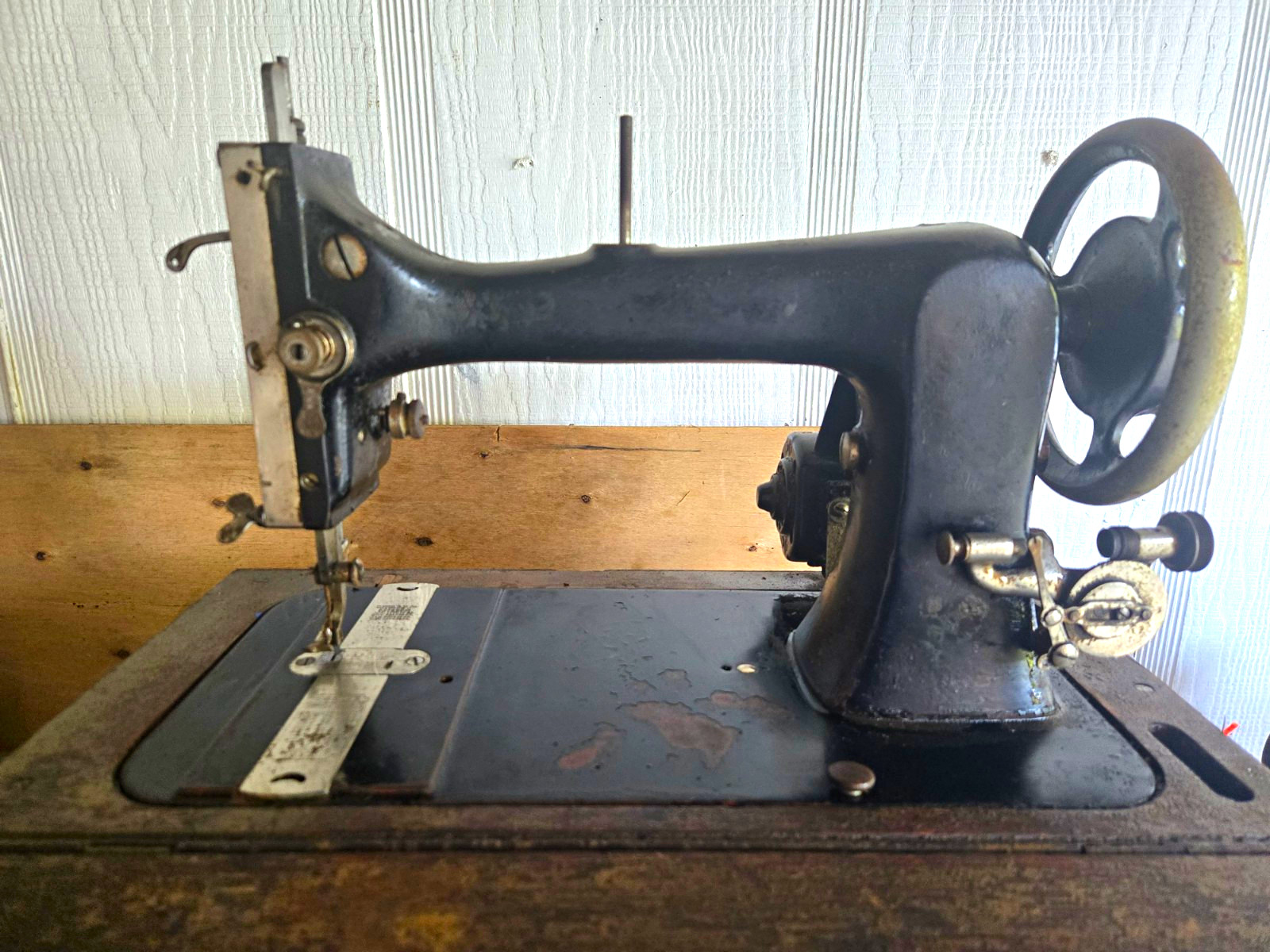 ANTIQUE DAVIS UNDERFEED SEWING MACHINE. NO CABINET.  TURNS FREE