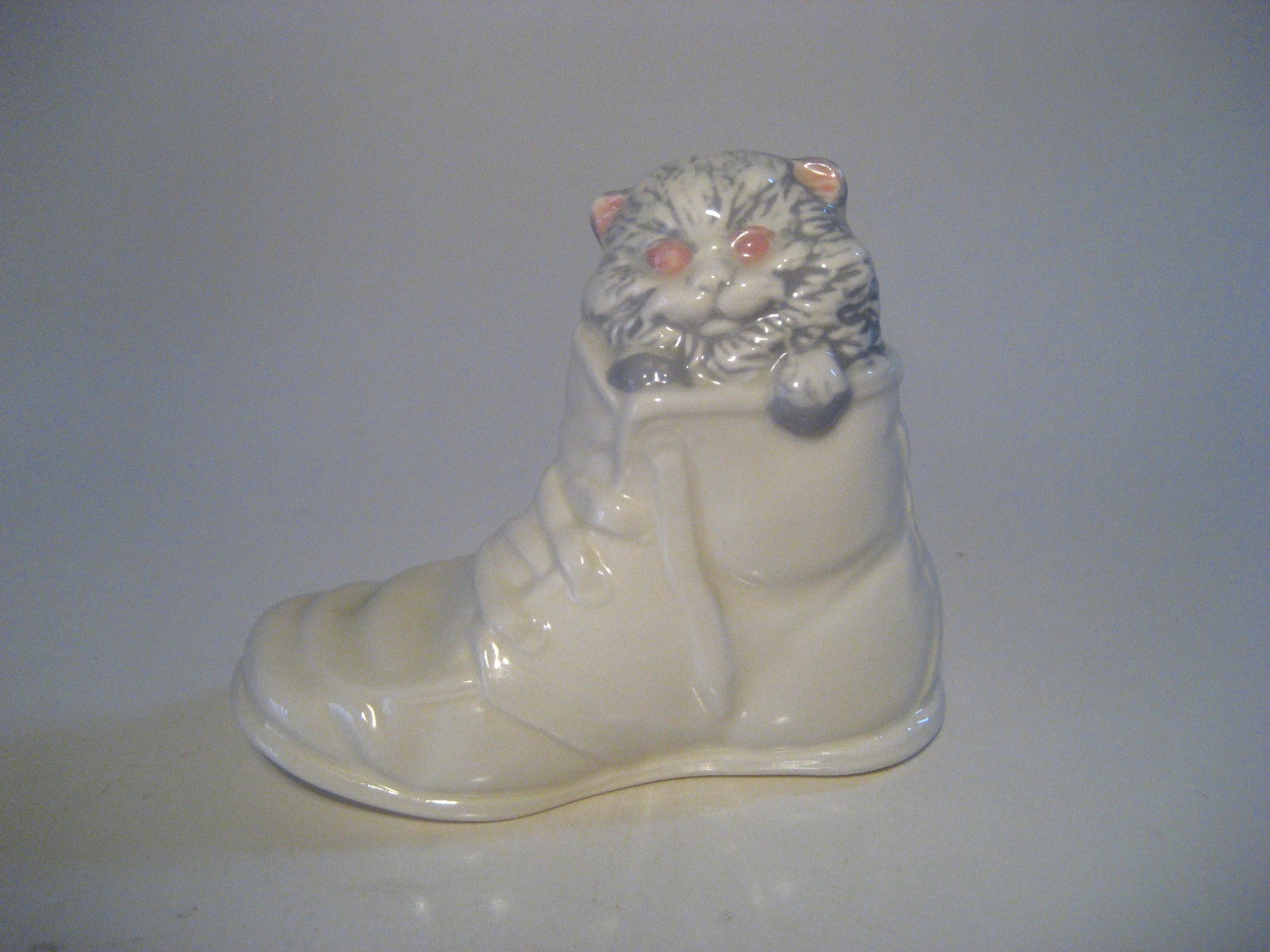 VTG CERAMIC KITTEN CAT IN BABY BOOT SHOE FIGURINE COLLECTIBLE