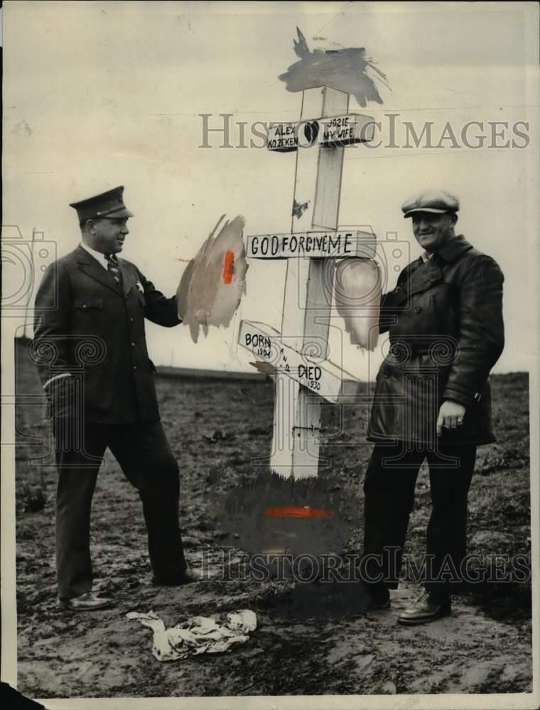 1930 Press Photo San Francisco Police poses with the Alex Kozeken Hoax Cross 1930 Press Photo San Francisco Police poses with the Alex Kozeken Hoax Cross