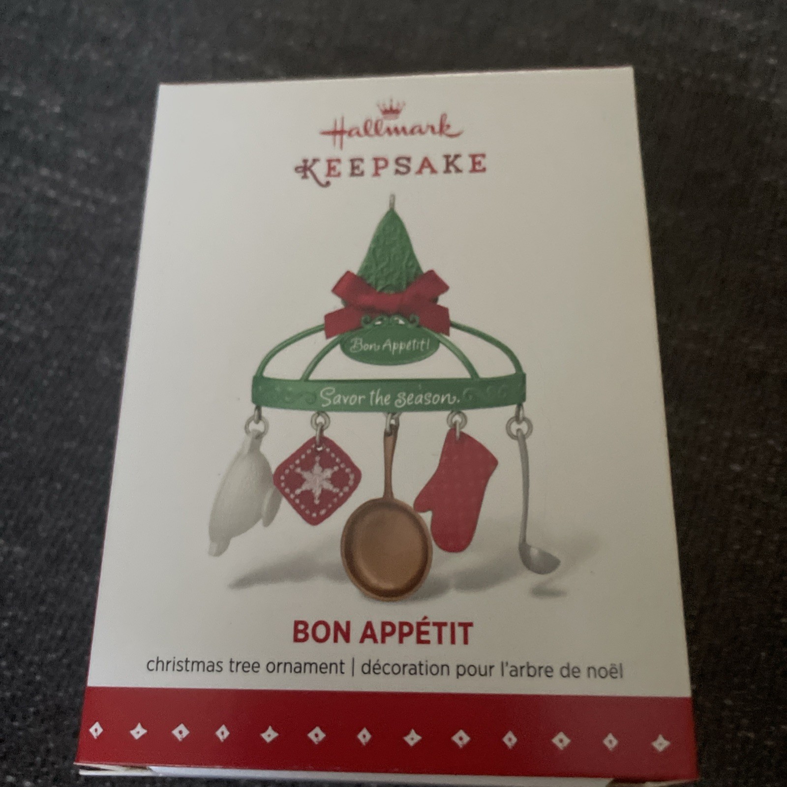 Hallmark Keepsake ORNAMENT 2015 Bon Appetit Hanging Kitchen Rack-Mitten-Pan (M) Hallmark Keepsake ORNAMENT 2015 Bon Appetit Hanging Kitchen Rack-Mitten-Pan (M)