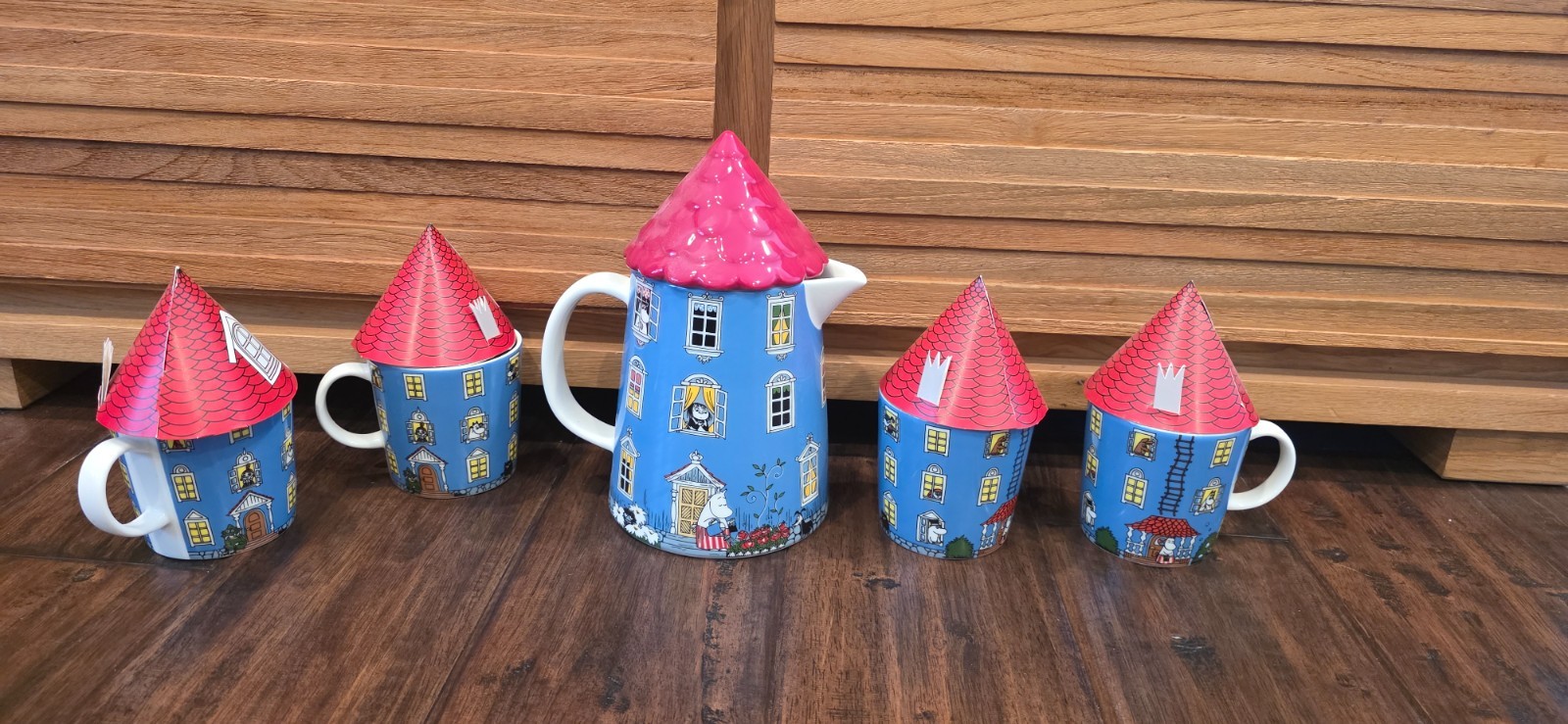 Moomin House Pitcher 1.0L & 4x Mug 0.3L Set Porcelain Limited Arabia Brand New Moomin House Pitcher 1.0L & 4x Mug 0.3L Set Porcelain Limited Arabia Brand New