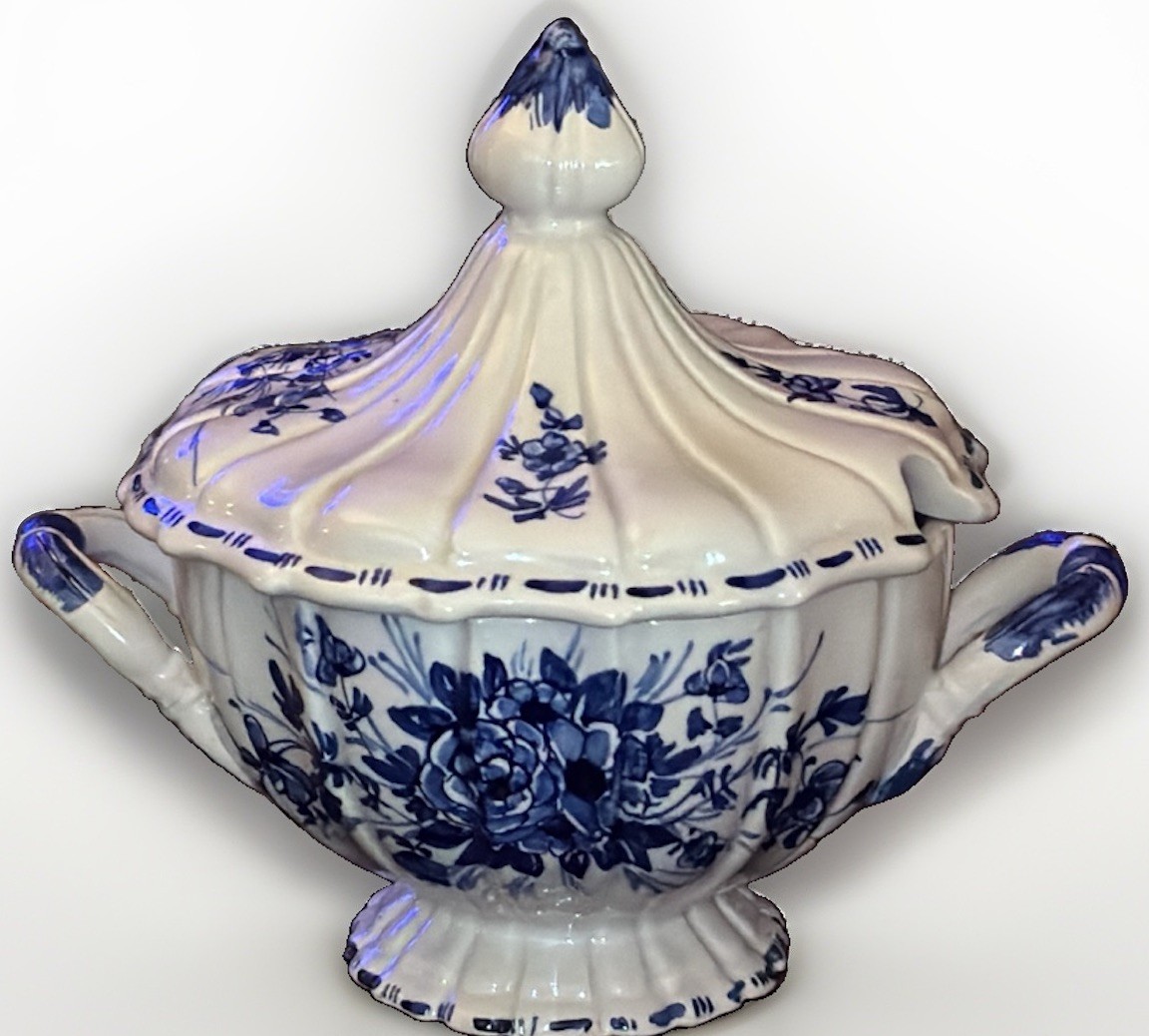 Beautiful Nove Di Bassano Italy Majolica Blue & White Roses Soup Tureen Floral Beautiful Nove Di Bassano Italy Majolica Blue & White Roses Soup Tureen Floral