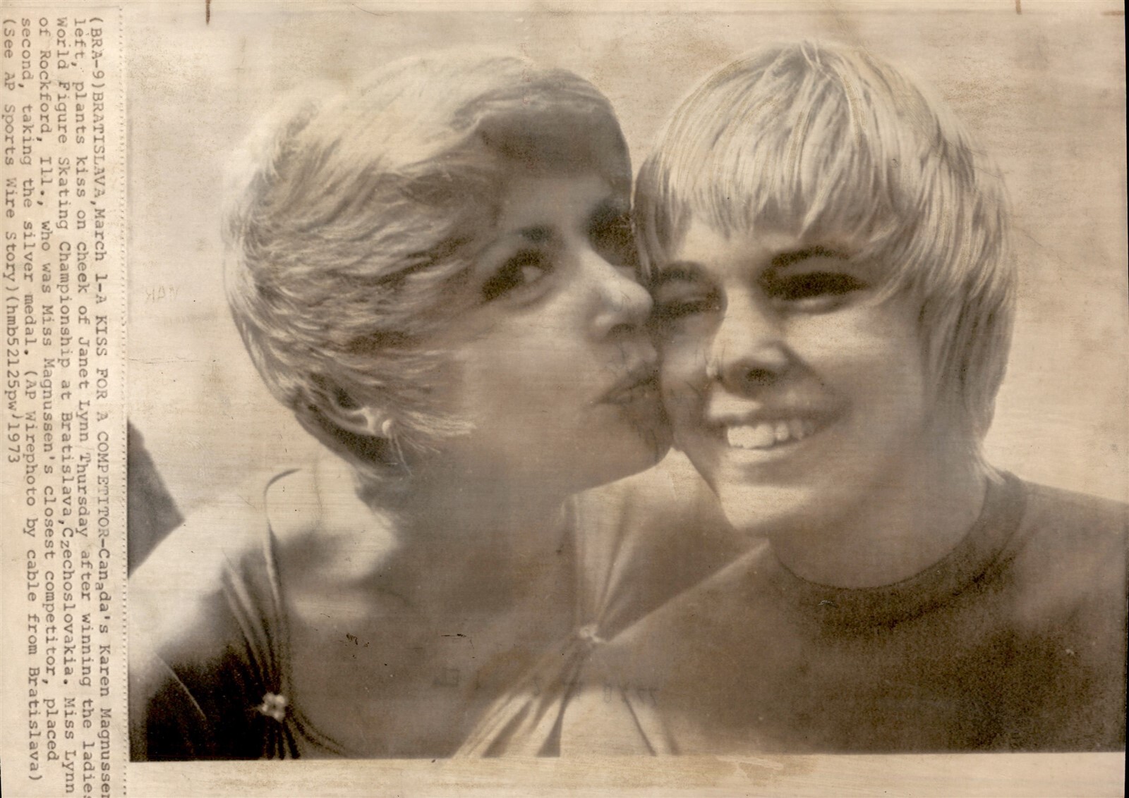 LD319 1973 Wire Photo A KISS FOR A COMPETITOR SKATERS KAREN MAGNUSSEN JANET LYNN LD319 1973 Wire Photo A KISS FOR A COMPETITOR SKATERS KAREN MAGNUSSEN JANET LYNN