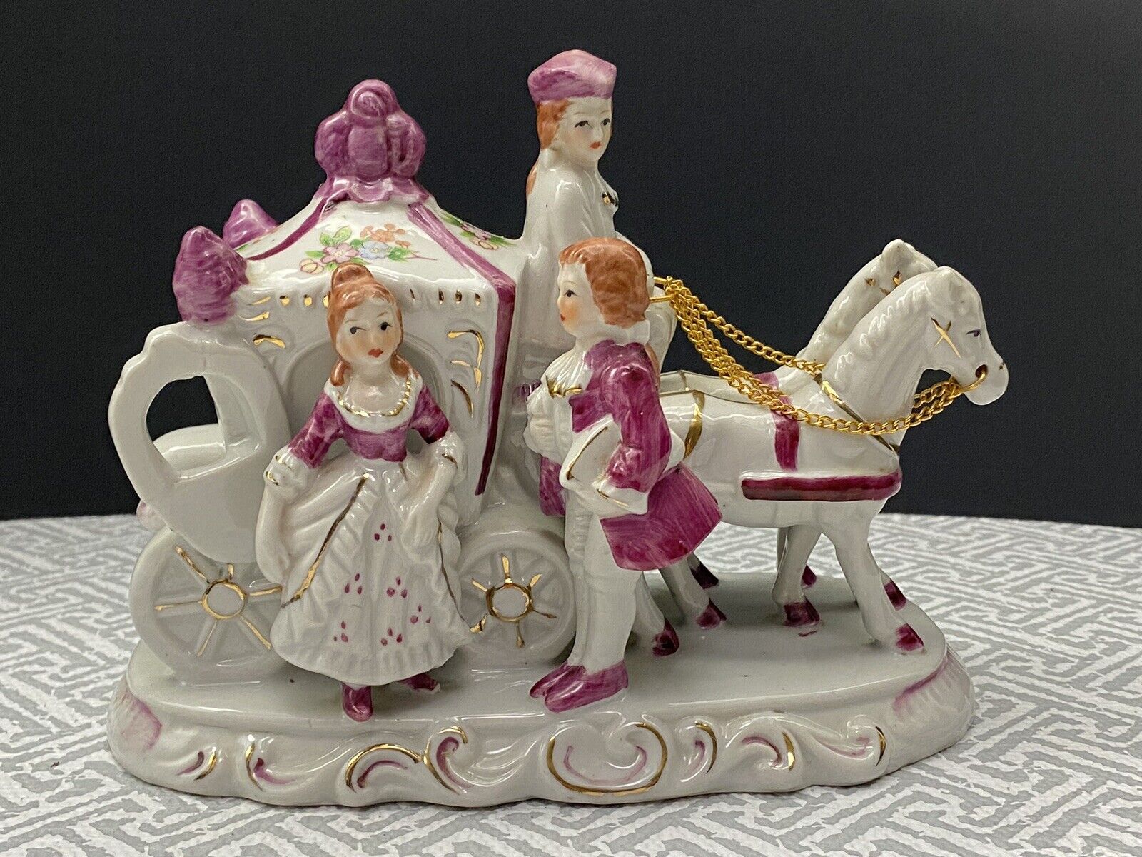 Vtg Porcelain Horse Carriage Victorian Couple Figurine, Maroon/White, Unmarked r