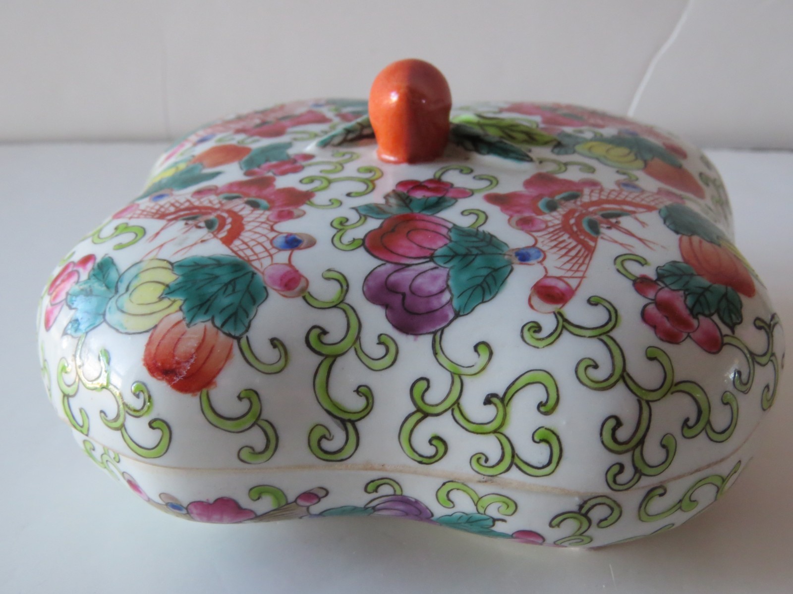 Vtg Chinese Quatrefoil Porcelain Trinket Box Famille Rose Lidded W Peach Finial Vtg Chinese Quatrefoil Porcelain Trinket Box Famille Rose Lidded W Peach Finial