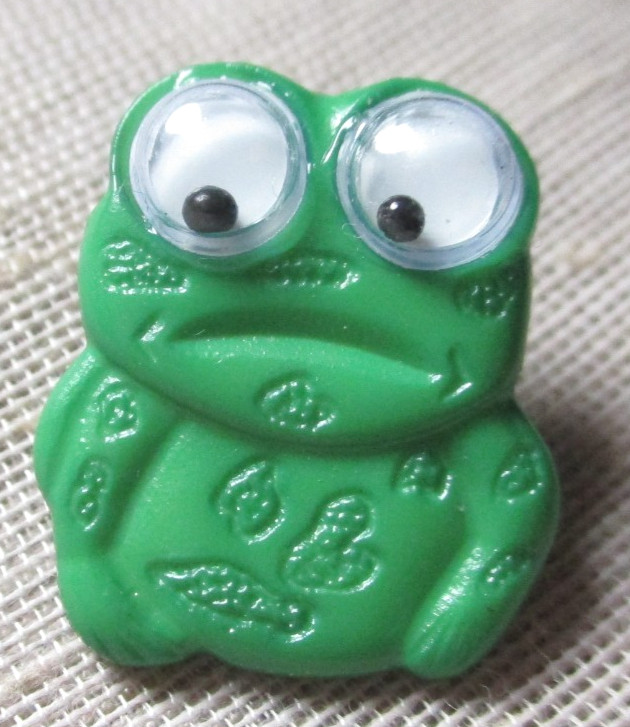 VINTAGE ADORABLE GREEN PLASTIC FROG WITH GOOGLY EYES BUTTON   7/8th inch