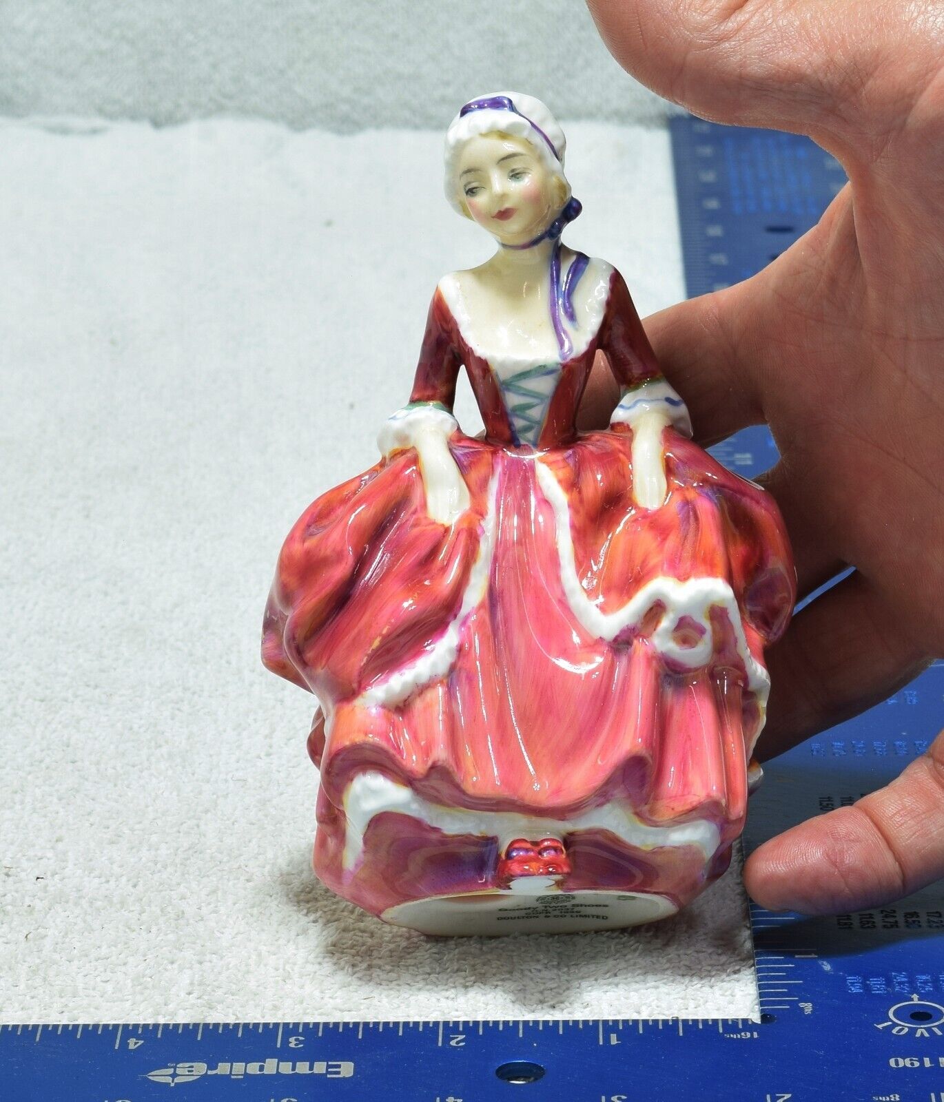 Vintage 1939 Royal Doulton Goody Two Shoes 5-1/4” Tall Hn2037 England