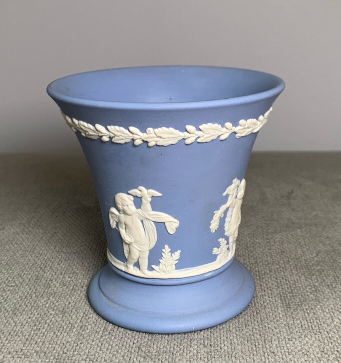VINTAGE WEDGWOOD ENGLAND BLUE JASPERWARE VASE 3.75\