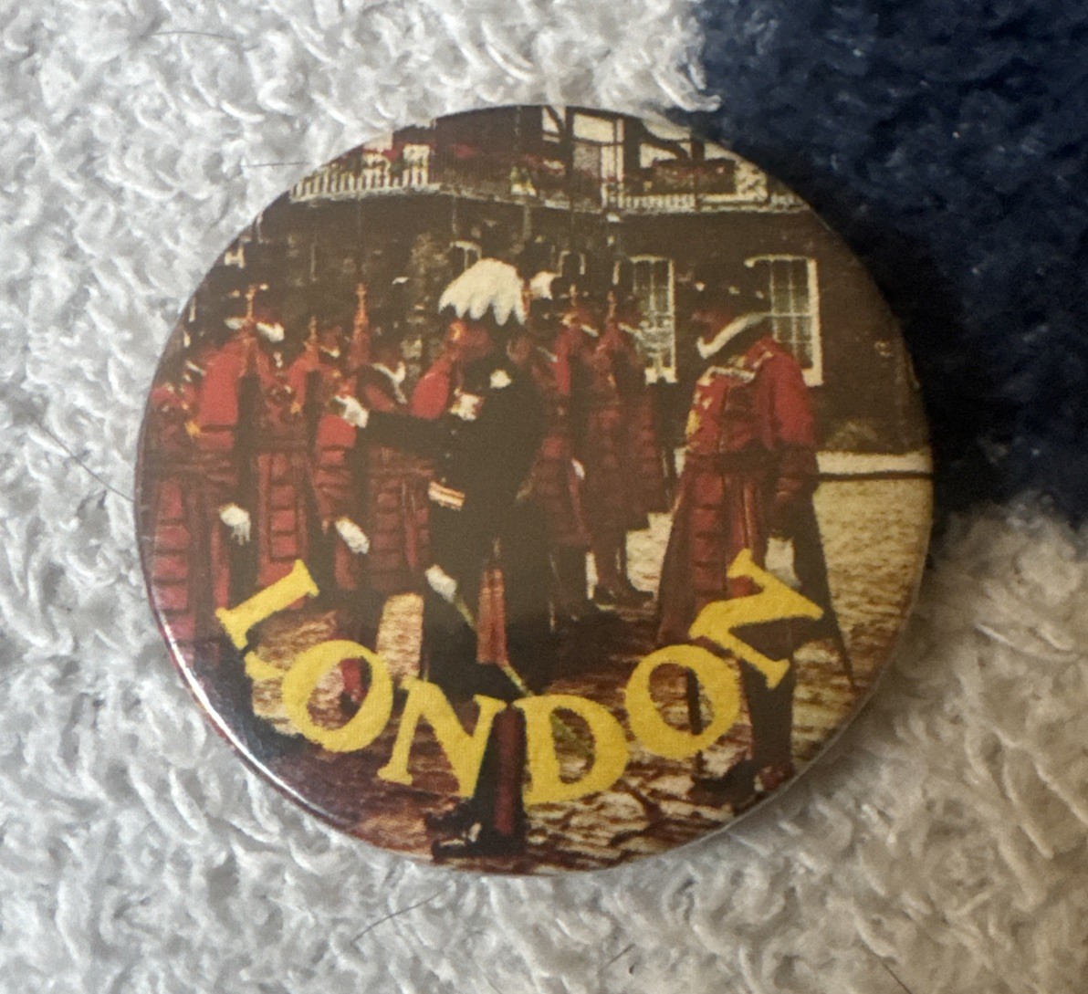 Vintage LONDON Beefeaters 1970\'s Royal Tower of London Tourism Badge Pin (P1853)