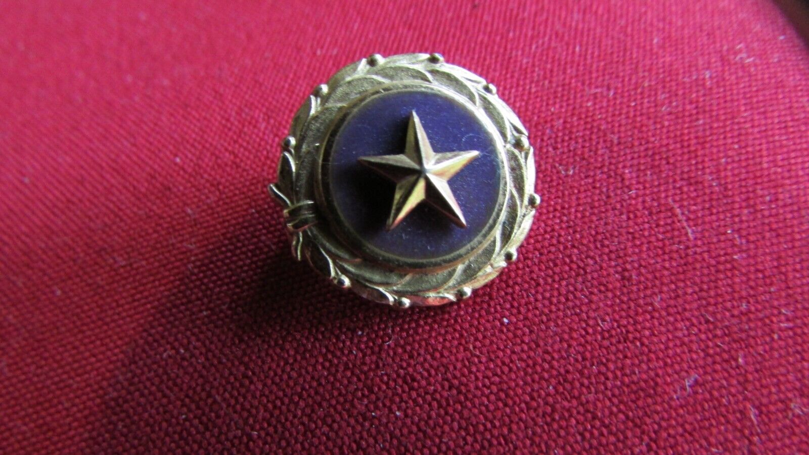 WW-2-KIA GOLD STAR MOTHERS US Military Lapel Pin Button 1947 ACT ,M.D.E.Marked