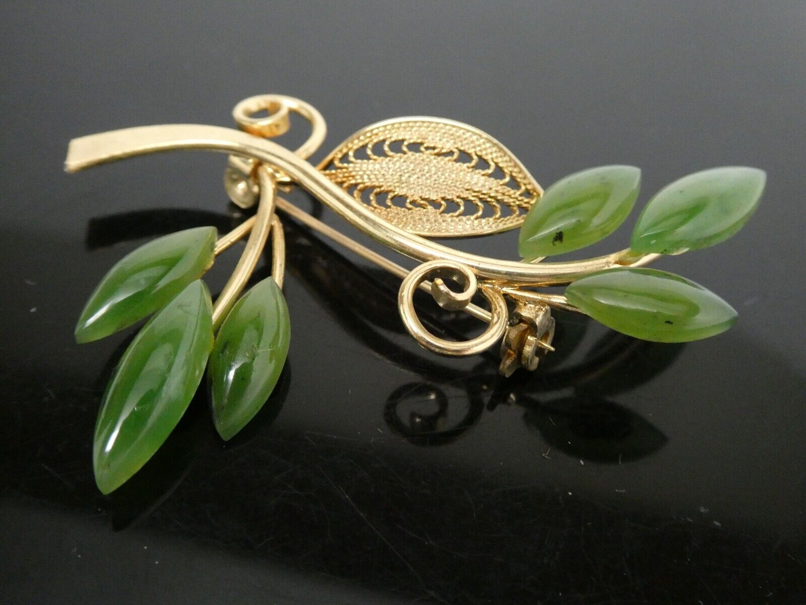 Vintage Jadeite Jade Marquise Shape Gemstone Leaf Floral Gold Plated Brooch 
