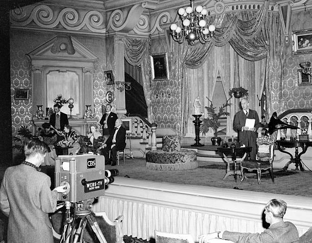Television program Tonight on Broadway presents some scenes from 1940s Photo 5
