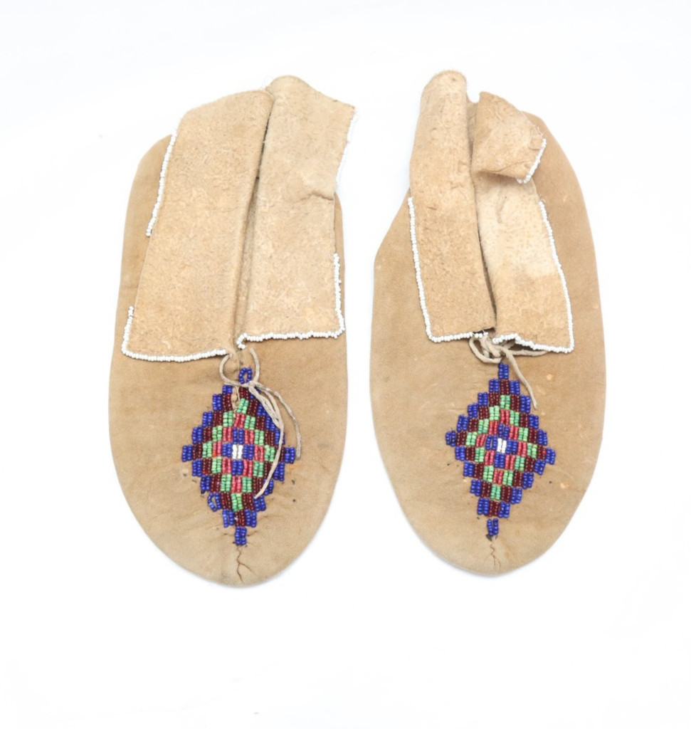 Antique CREE INDIAN FLORAL BEADED MOCCASINS NATIVE AMERICAN 9.25\