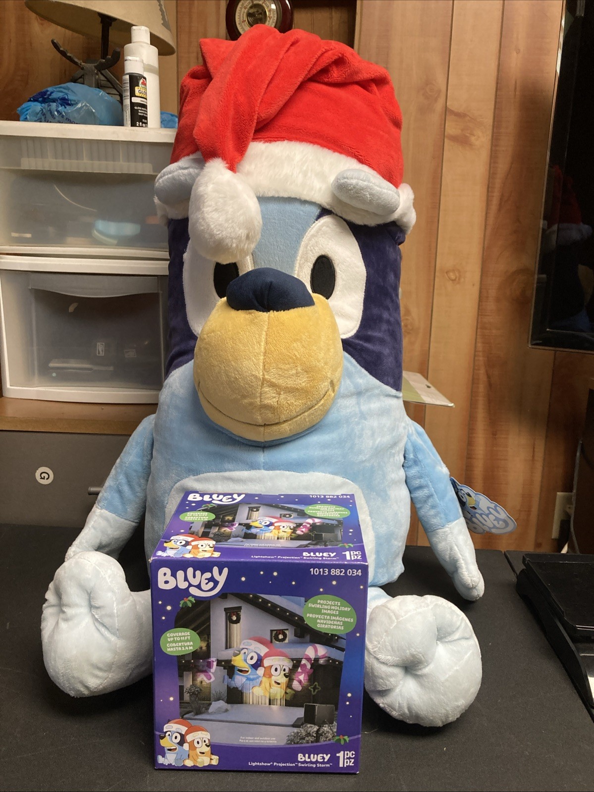 Bluey Jumbo Plush 24”Christmas Santa Hat Lrg & Light Show Projector NEW Read Bluey Jumbo Plush 24”Christmas Santa Hat Lrg & Light Show Projector NEW Read