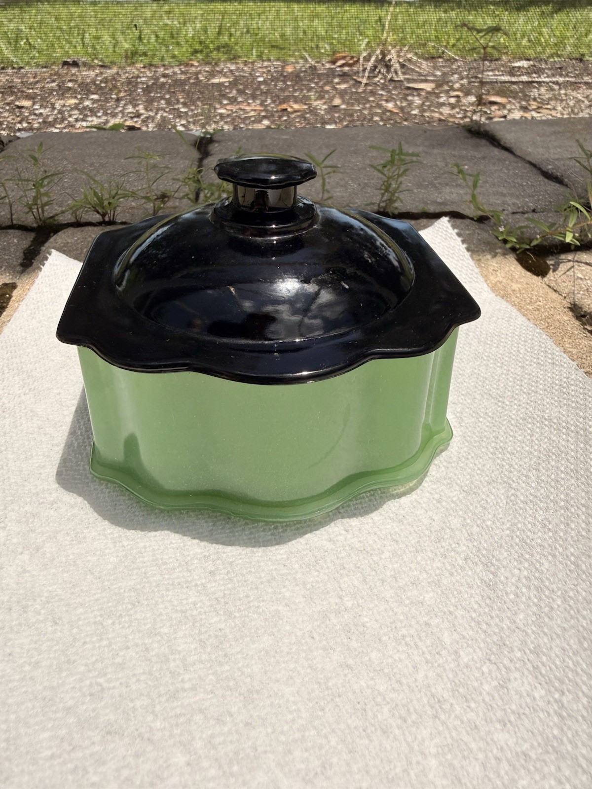 New Martinsville Jadeite 1930s Vanity Powder Dish With Black Amethyst Lid *HTF*