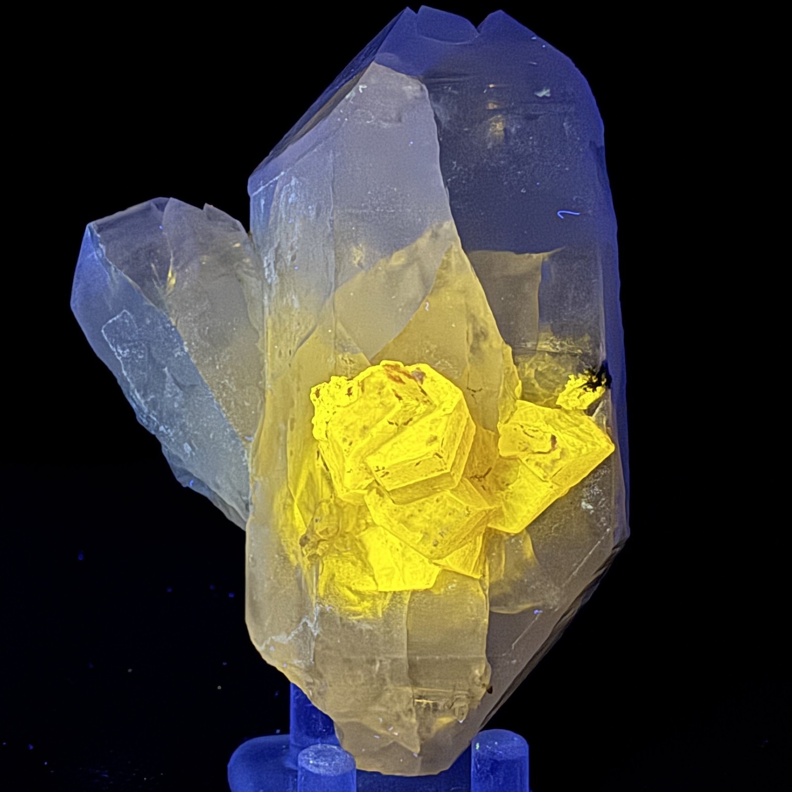 Fl. Fluorapatite Crystals on Quartz: Chumar Bakhoor, Gilgit-Baltistan, Pakistan