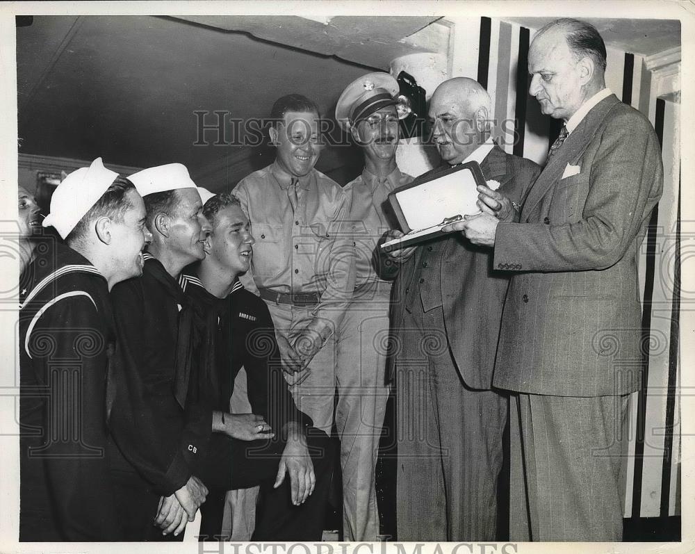 1943 Press Photo Brock Pemberton gets a key to San Francisco, Stage Door Canteen