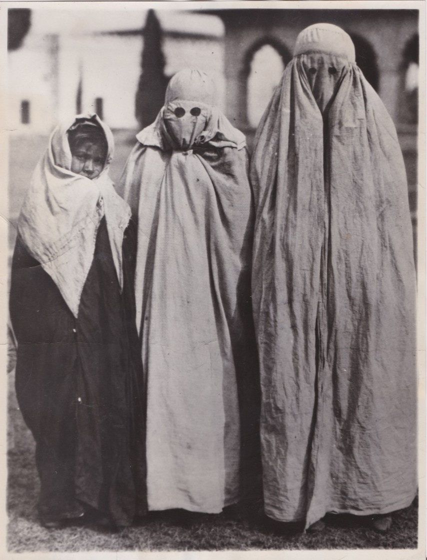 1932 Press Photo Muslim Women of India still wearing Veil and Ghostlike Garb