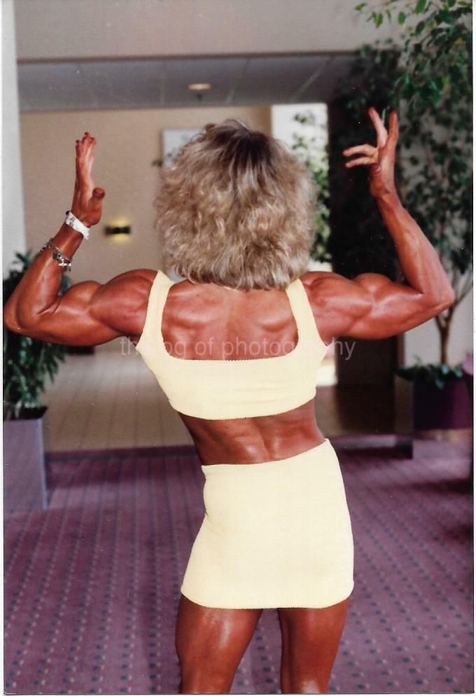 FEMALE BODYBUILDER 80\'s 90\'s FOUND PHOTO Color MUSCLE WOMAN Portrait EN 16 18 W