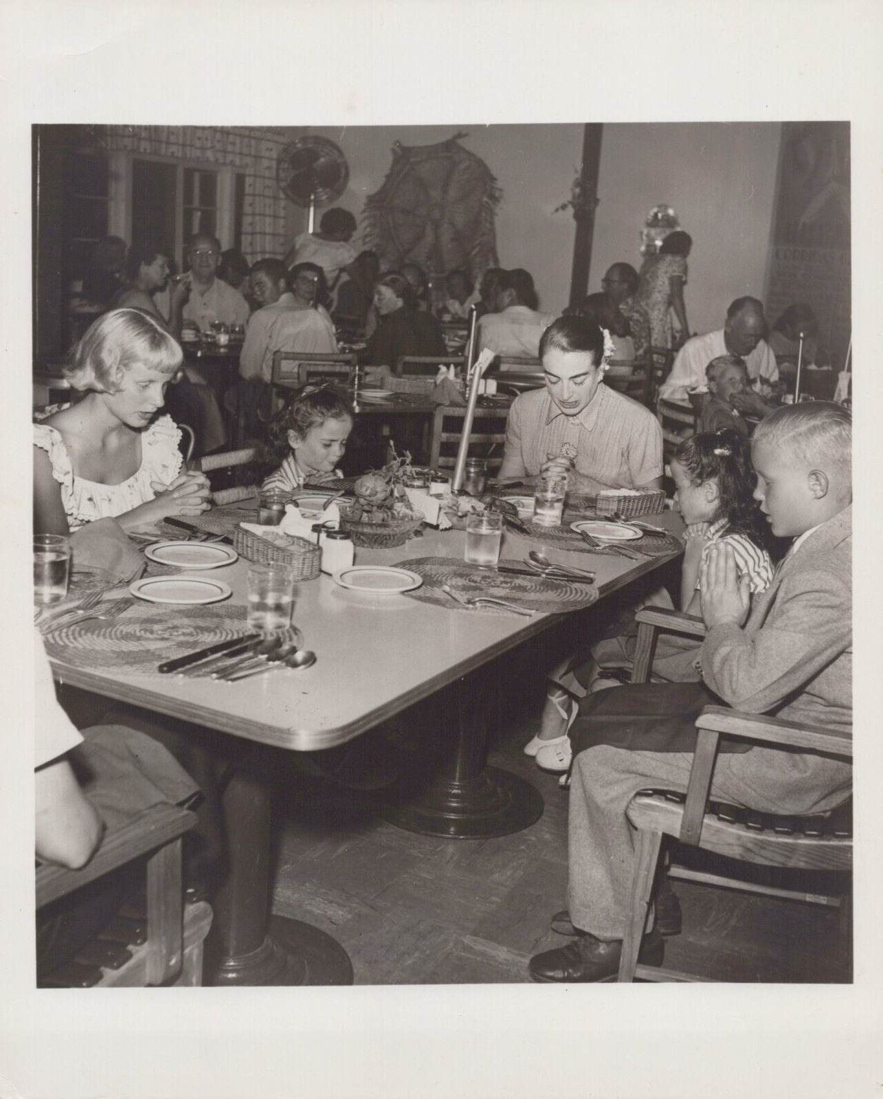 JOAN CRAWFORD ORIGINAL VINTAGE 1950s FAMILY DINNER CANDID PORTRAIT Photo C33