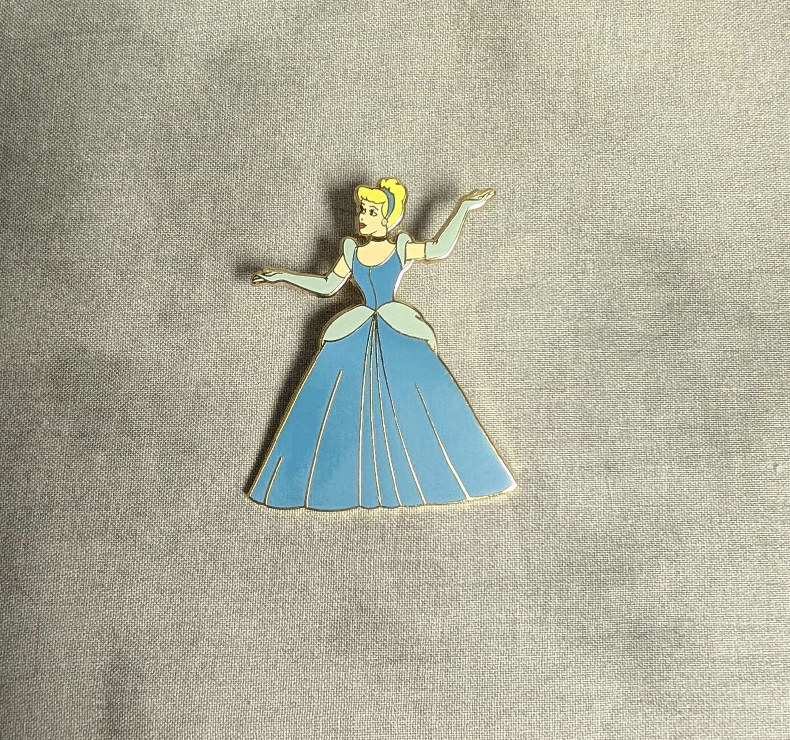 Vintage 2006 Disney Collector Official Trading Pin CINDERELLA Blue Ball Gown 2\