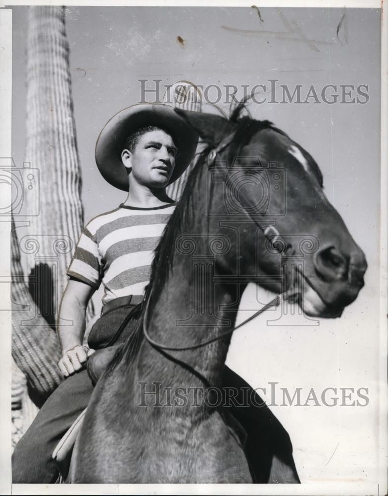 1939 Press Photo Boxer Lou Nove on horse at Key-El-Bar ranch in Wickernburg, AZ