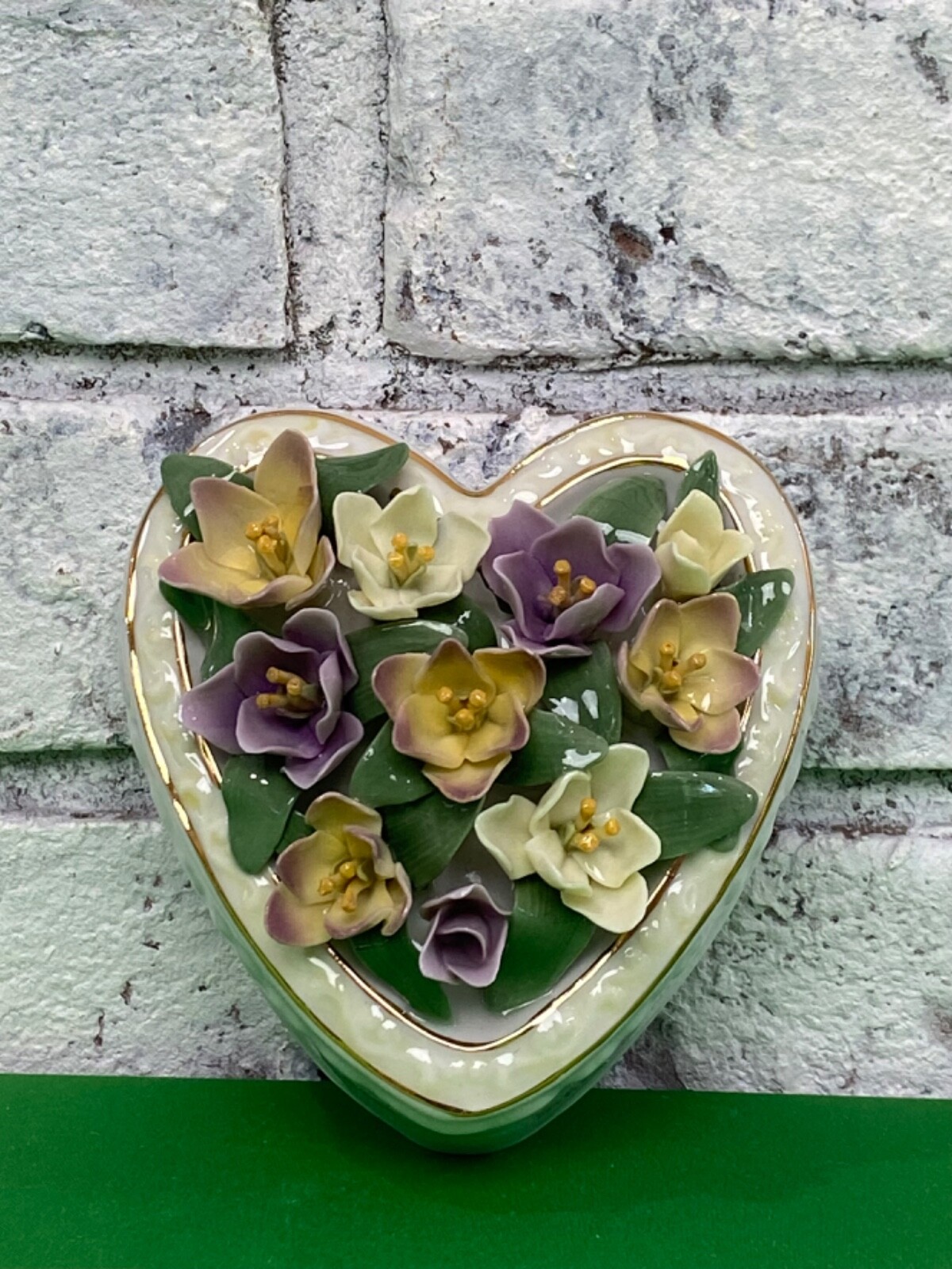 Vintage Suberto Musical Collection Grandma Love Heart Shaped Porcelain Figurine Vintage Suberto Musical Collection Grandma Love Heart Shaped Porcelain Figurine