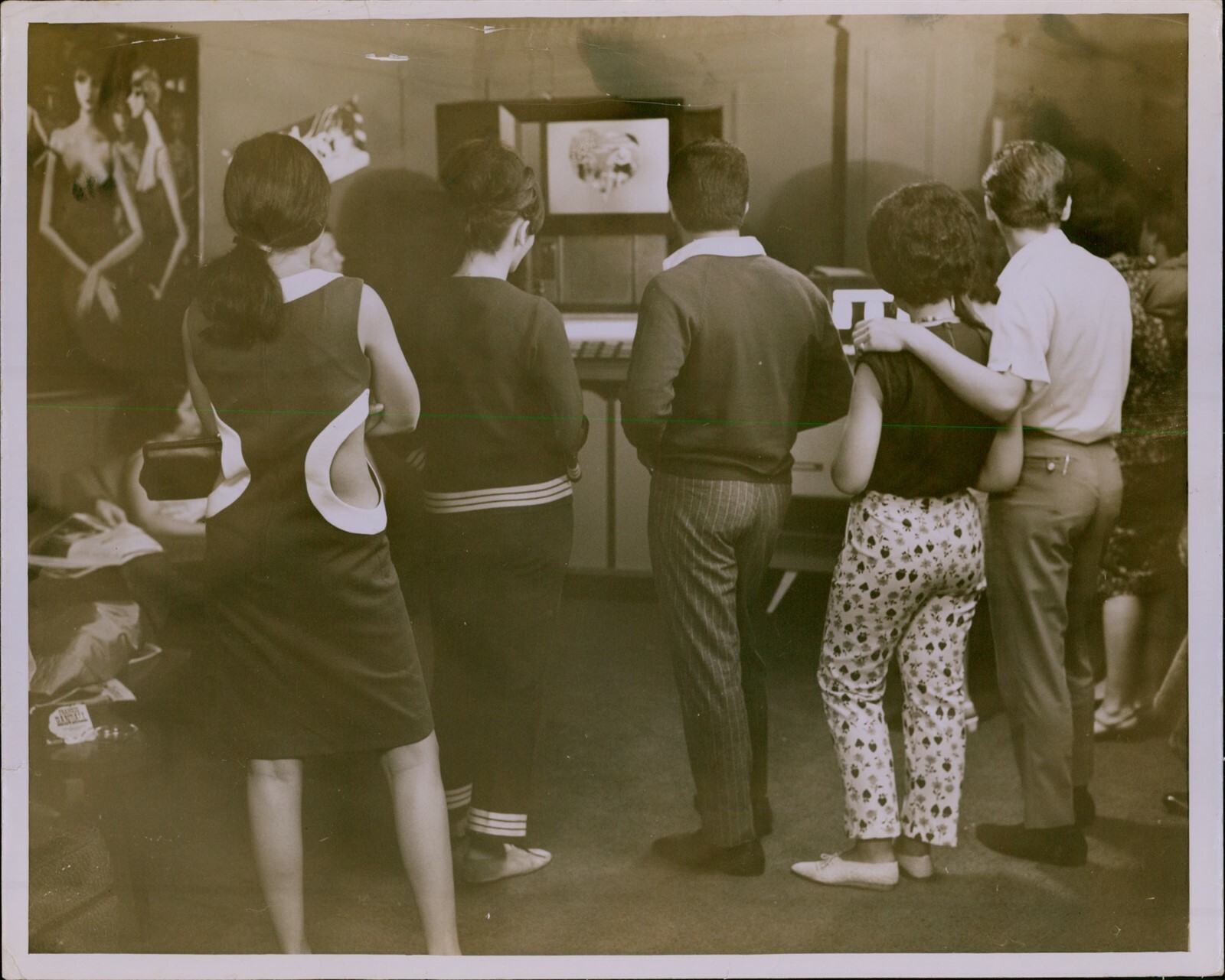 GA58 Original Photo TEENS WATCHING TV Gorgeous Girl in Cutout Dress Fashion