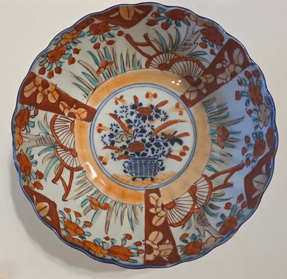 20th Century Japanese Imari Meiji Porcelain Red Orange Blue Scalloped Bowl 7\