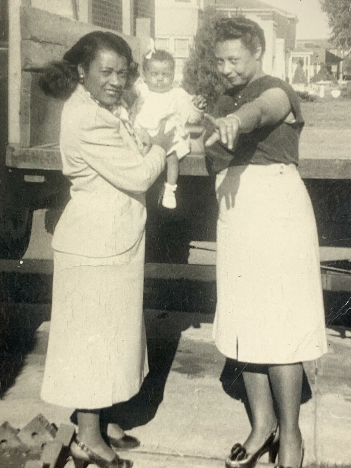 (AmJ) FOUND Photo Photograph African American Women Baby 1940\'s-1950\'s Pointing