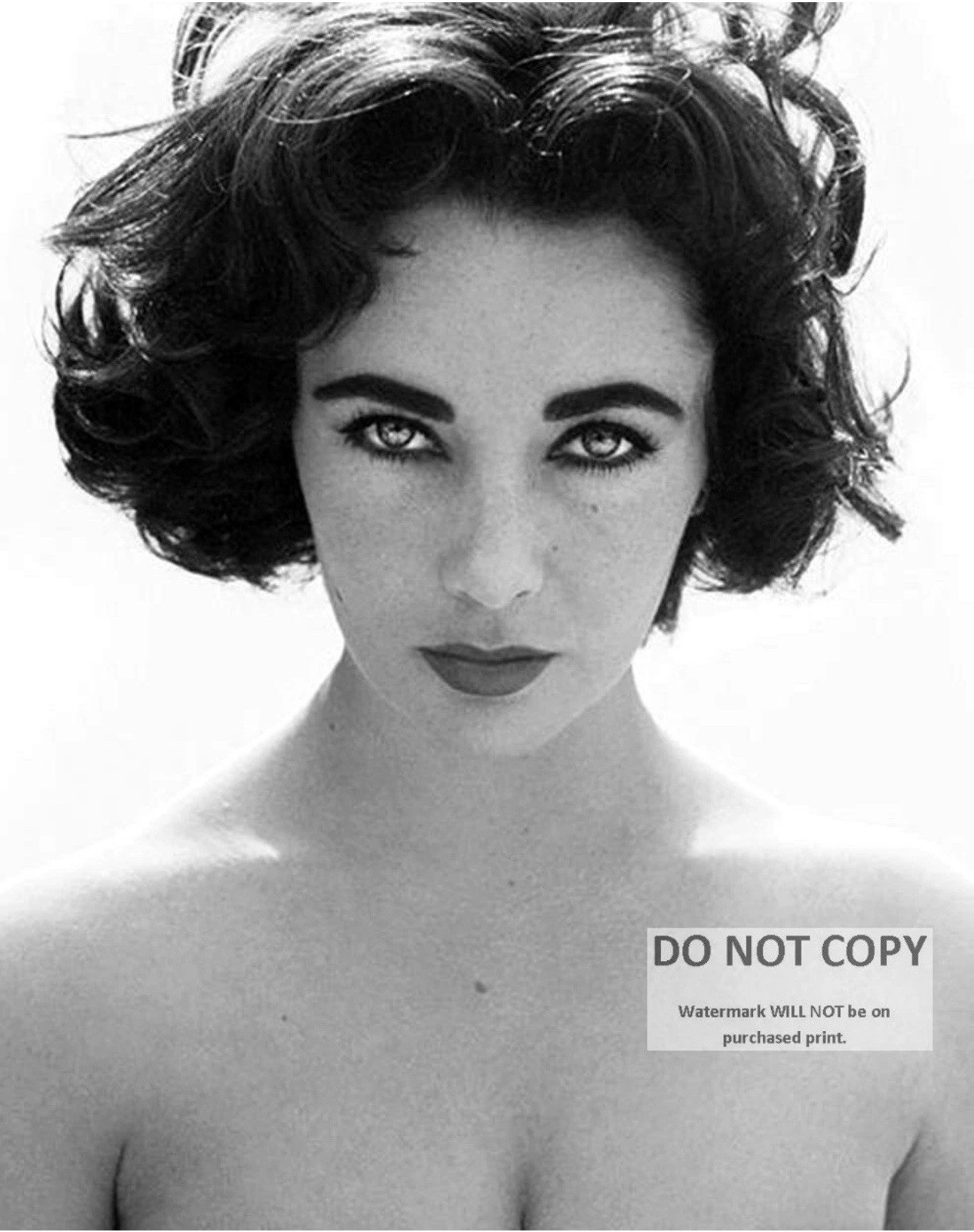 ELIZABETH TAYLOR LEGENDARY ACTRESS - 8X10 PUBLICITY PHOTO