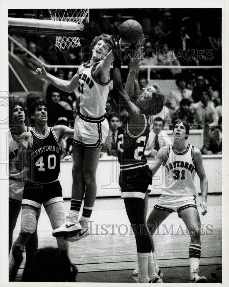 1979 Press Photo Davidson\'s Cliff Tribus rebound against Penn\'s Vincent Ross